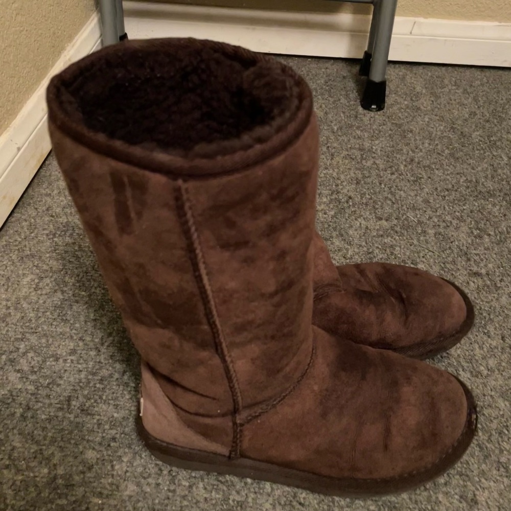 Women’s UGG boots tall in chocolate